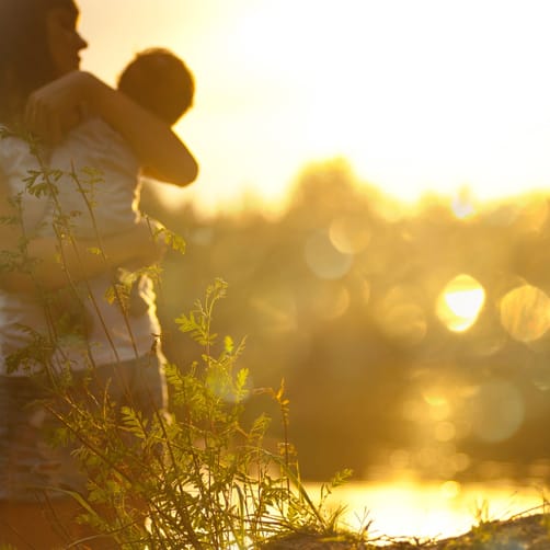 Frau mit Baby im Sonnenuntergang